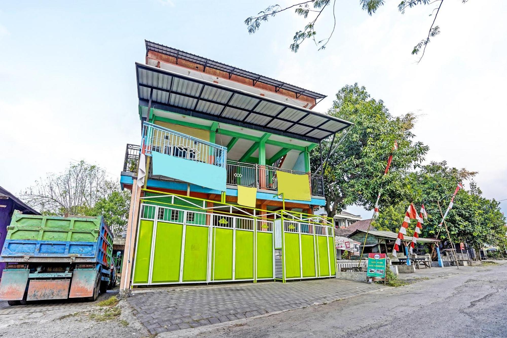 Oyo 91572 Kost Esklusif Barokah Hotell Pasuruan Exteriör bild